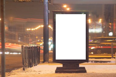 Beyaz tarlaya sahip billboard ekran kış MOCKUP. Geceleyin