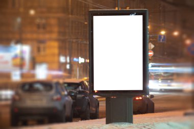 Beyaz tarlaya sahip billboard ekran kış MOCKUP. Geceleyin