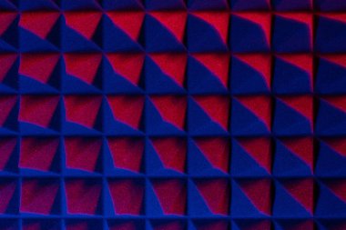 Renkli ışıkta soyut piramit arkaplanı. Köpük malzemesi.