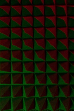 Renkli ışıkta soyut piramit arkaplanı. Köpük malzemesi.