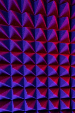 Renkli ışıkta soyut piramit arkaplanı.