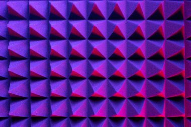 Renkli ışıkta soyut piramit arkaplanı. Köpük malzemesi.