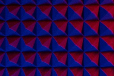 Renkli ışıkta soyut piramit arkaplanı. Ses yalıtım malzemesi