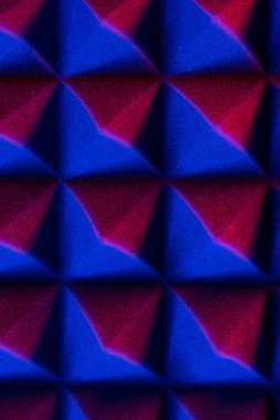 Renkli ışıkta soyut piramit arkaplanı.