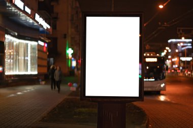 Şehirdeki dikey reklam panoları geceleri parlamaya başlıyor. Tasarım için MOCKUP