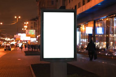 Şehirdeki dikey reklam panoları geceleri parlamaya başlıyor. Tasarım için MOCKUP