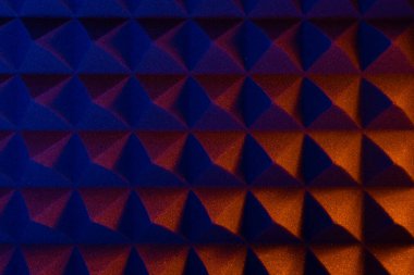 Renkli ışıkta soyut piramit arkaplanı.