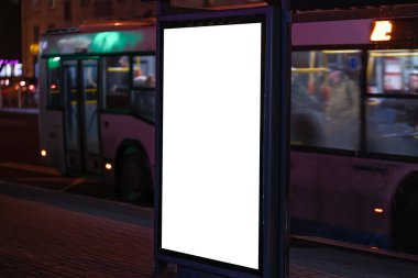 Şehirdeki dikey reklam panoları geceleri parlamaya başlıyor. Tasarım için MOCKUP
