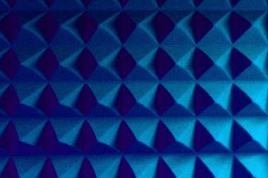 Renkli ışıkta soyut piramit arkaplanı.