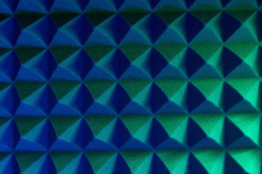 Renkli ışıkta soyut piramit arkaplanı.