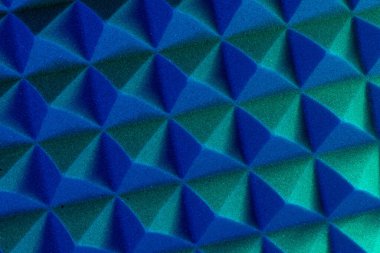 Renkli ışıkta soyut piramit arkaplanı. Ses yalıtım malzemesi