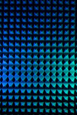 Renkli ışıkta soyut piramit arkaplanı.