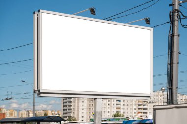 Reklam panosu, yatay reklam için büyük bir model. Şehir caddesinde yaz günü