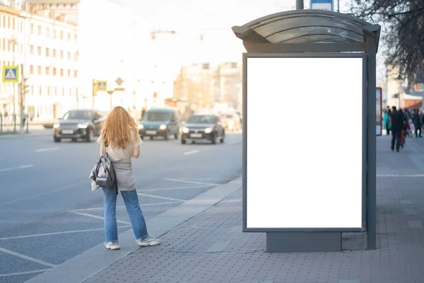 Şehirde dikey reklam panosu reklamı var. MOCKUP reklamını otobüs durağına yerleştirdiğiniz için..