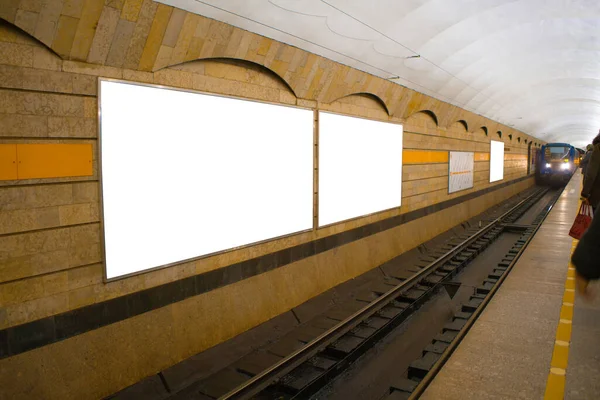 Mainostauluja Metrossa Mainonta Julisteita Metroasemalla — kuvapankkivalokuva