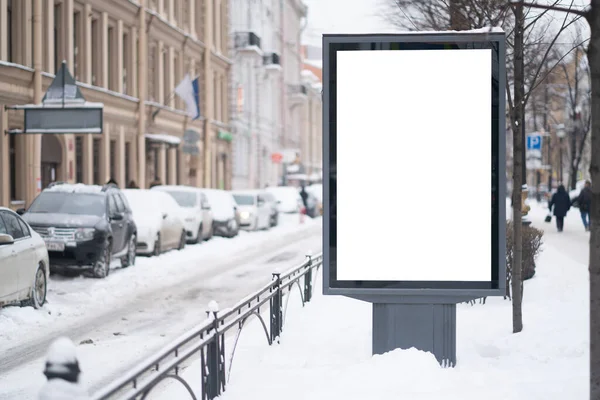 城市海报冬季城市的垂直模型 其边缘厚实 城市背景下的空白白板 人行道上的空街道信息标牌 并附有标识复制空间 — 图库照片