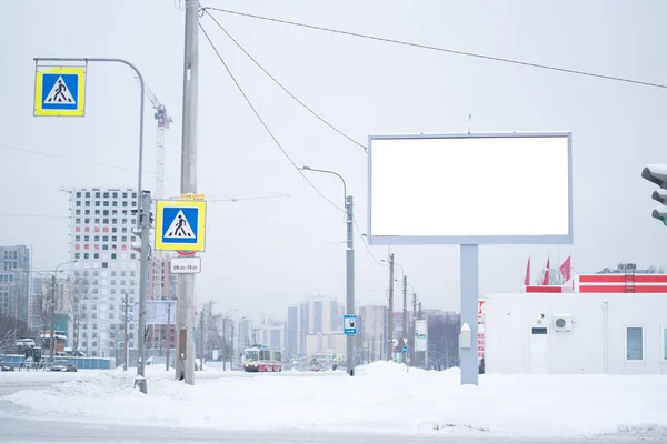 屋外広告モックアップ看板 雪の下の冬の街の路上で — ストック写真