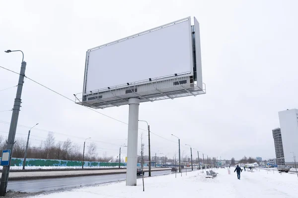 屋外広告のためのビルボードMockup 市内の大規模な金属建設に立つ屋外広告 — ストック写真