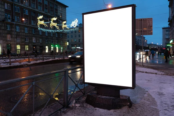 Şehirdeki Açık Hava Reklamları Karanlıkta Parlayan Küçük Bir Reklam Panosu — Stok fotoğraf