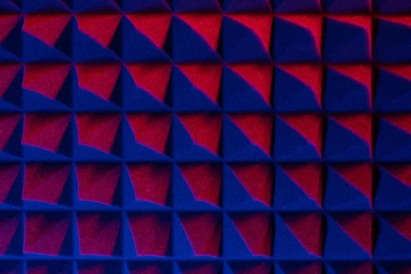 Renkli ışıkta soyut piramit arkaplanı. Köpük malzemesi.