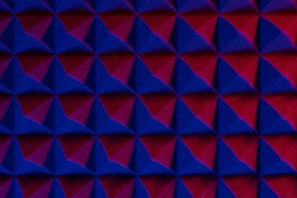 Renkli ışıkta soyut piramit arkaplanı. Ses yalıtım malzemesi