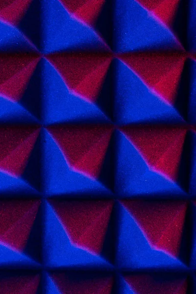 Renkli ışıkta soyut piramit arkaplanı.