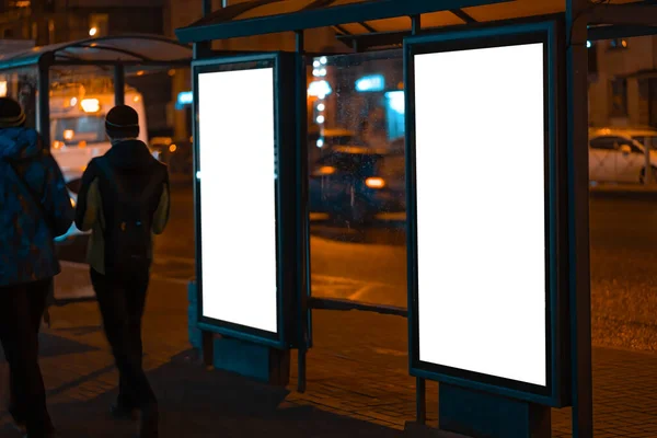 城市里的垂直广告牌在夜间闪烁着光芒 Mockup Design — 图库照片