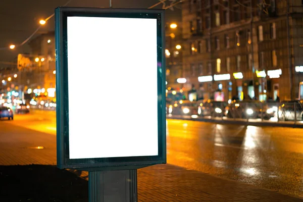 Şehirdeki Dikey Reklam Panoları Geceleri Parlamaya Başlıyor Tasarım Için Mockup — Stok fotoğraf