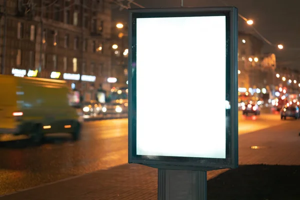 Reklama Pionowy Billboard Mieście Świeci Nocy Mockup Projektowania — Zdjęcie stockowe