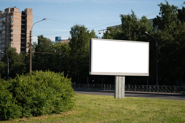 Billboard Mockup Stor För Reklam Horisontellt Sommardag Stadsgata Omgiven Träd — Stockfoto