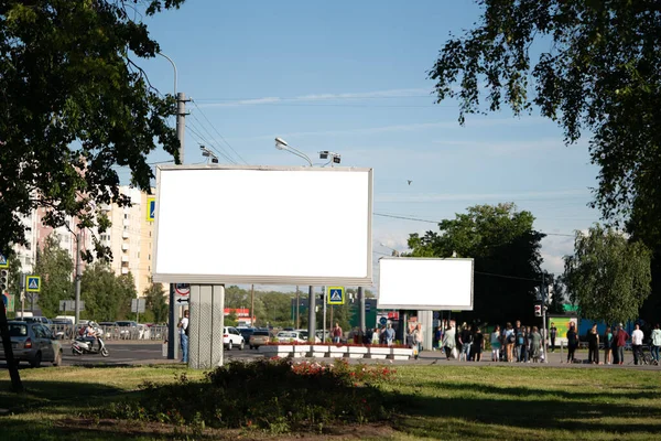 Billboard Mockup Grande Para Publicidad Horizontal Día Verano Una Calle —  Fotos de Stock