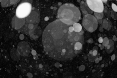 Siyah arkaplanda kar bokeh dokusu