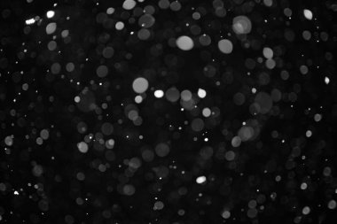 Siyah arkaplanda kar bokeh dokusu
