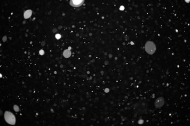 Siyah arkaplanda kar bokeh dokusu