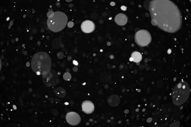 Siyah arkaplanda kar bokeh dokusu