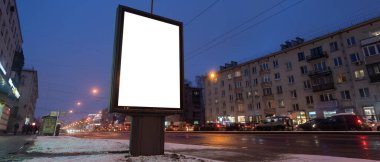 Billboard ekran maketi dikey. Geceleri sokakta tanıtım afişi asılıydı.