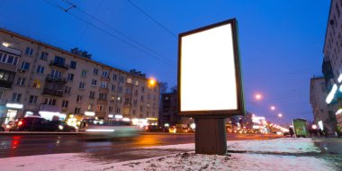 Billboard ekran maketi dikey. Geceleri sokakta tanıtım afişi asılıydı.