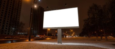 Billboard ekran modeli. Geceleri sokakta tanıtım afişi asılıydı.