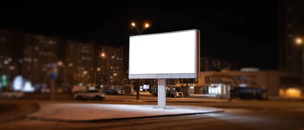 Reklamní Billboard Noci Bílou Reklamní Pole Uprostřed Silnice — Stock fotografie