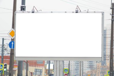 Açık havada reklam panosu modeli. Açık hava reklam afişi. Ekranda kırpma yolu ile.