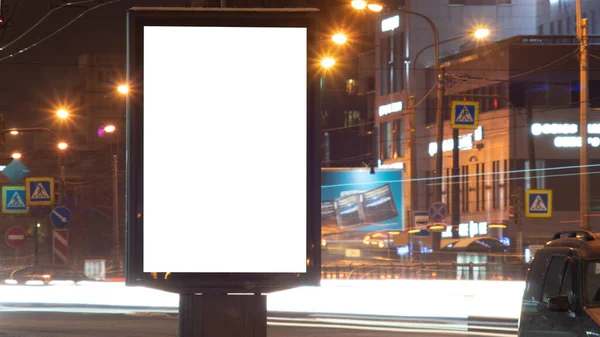 ビルボードは屋外でモックアップ 広告街の夜のための屋外広告垂直ポスター クリッピングパス付き — ストック写真