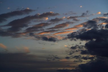 Güzel gün batımı gökyüzü bulutlu