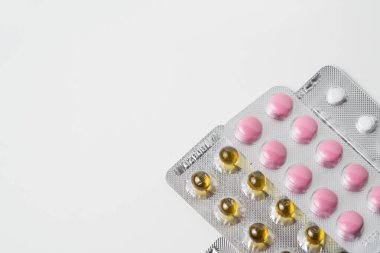 Beyaz arka planda ilaç ambalajı