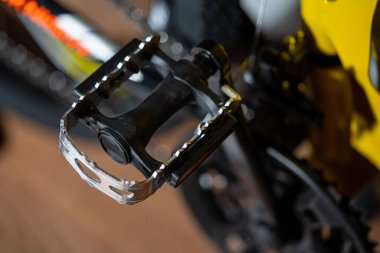 Bisikletli pedal. Plastikle metal.
