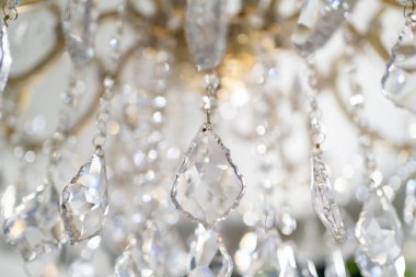 Parlak kristalli avize, parlak renklerde arka plan