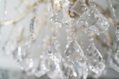 Parlak kristalli avize, parlak renklerde arka plan