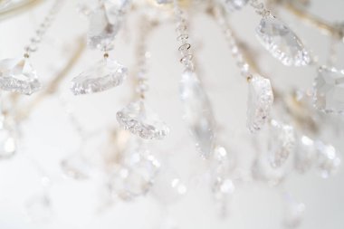 Parlak kristalli avize, parlak renklerde arka plan