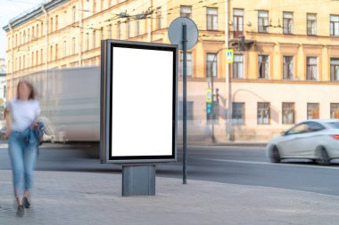 Boş sokak posteri maketi. Dikey reklam panosu ışık kutusu.