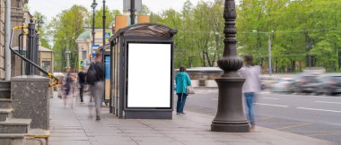 Otobüs durağındaki reklam için açık hava reklam modeli.