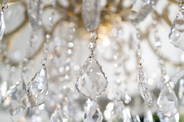 Parlak kristalli avize, parlak renklerde arka plan